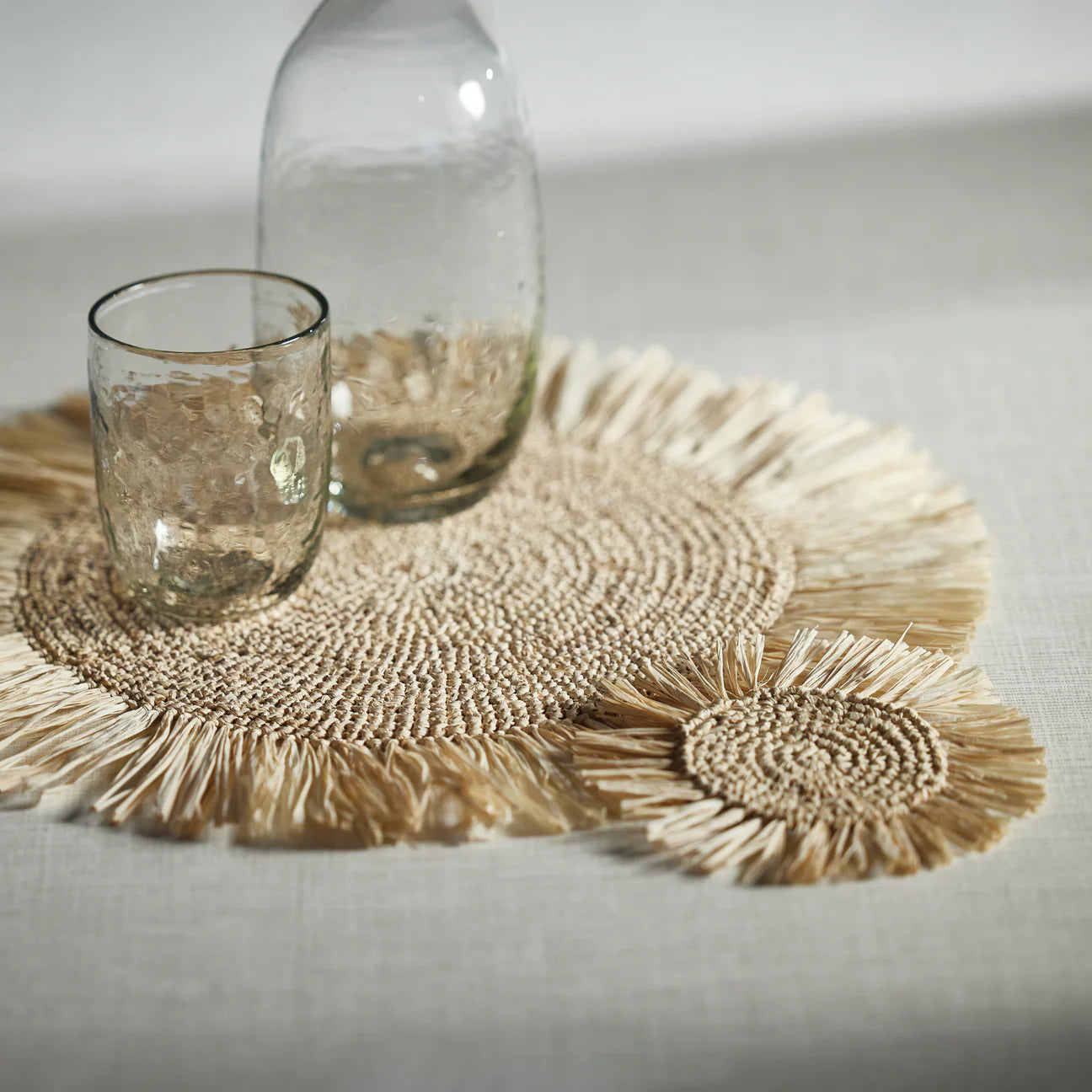 FRINGED PALM RAFFIA PLACEMAT