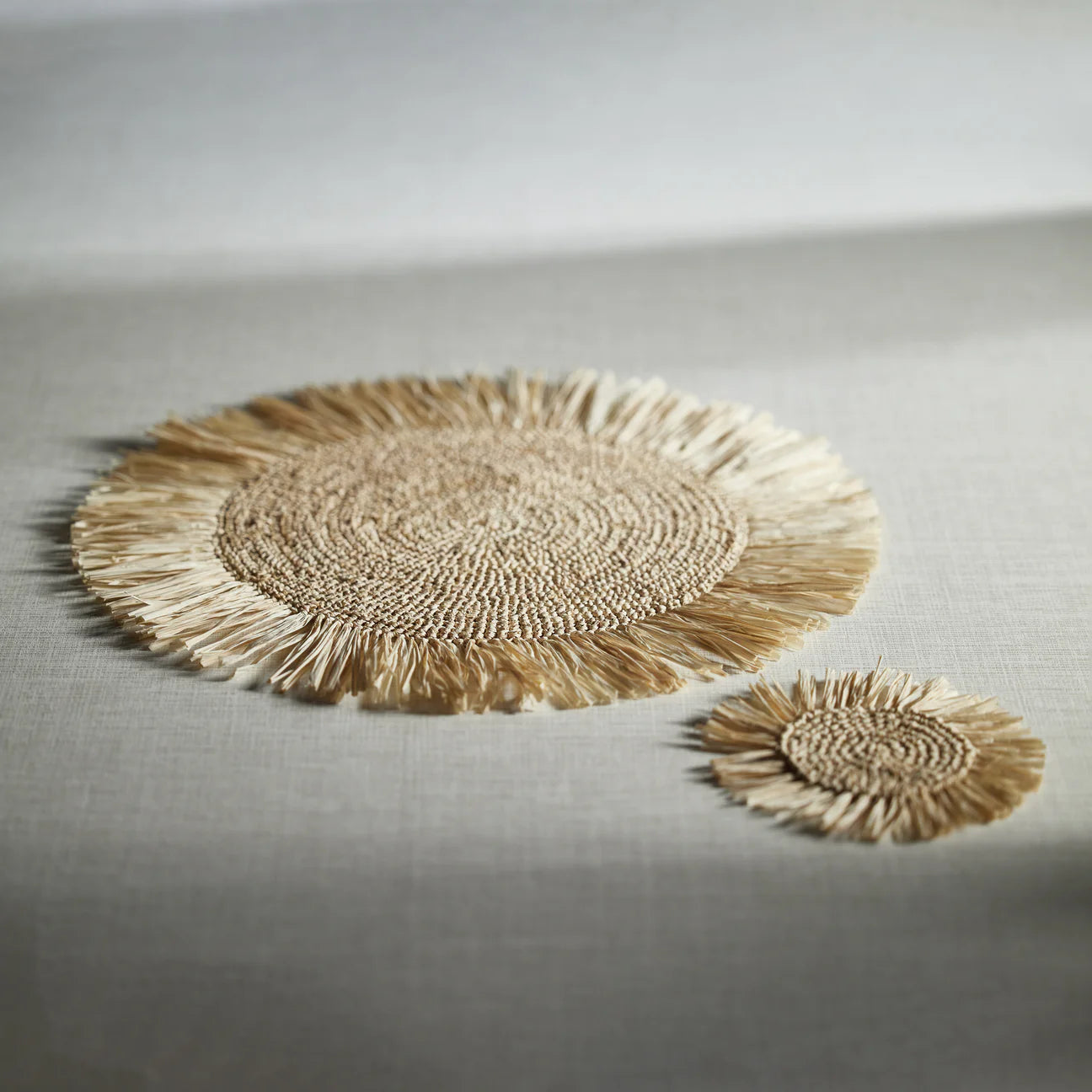FRINGED PALM RAFFIA PLACEMAT