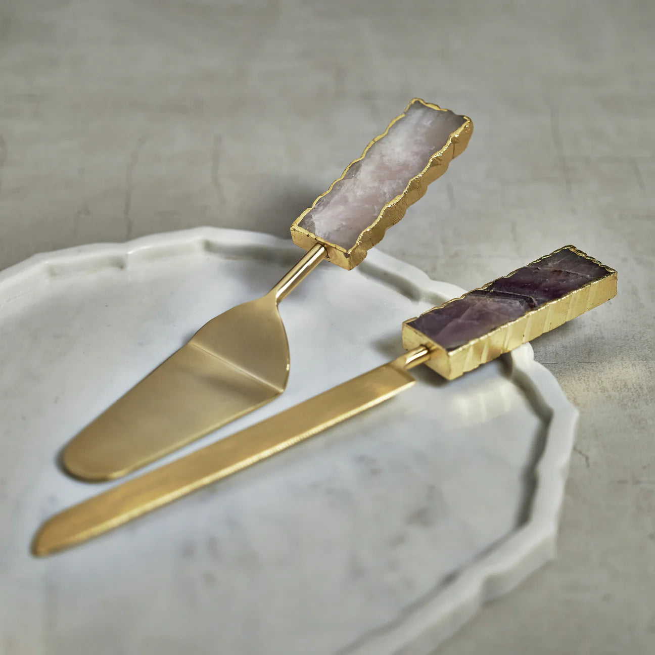 MATTE GOLD CAKE SERVER SET WITH AGATE HANDLES